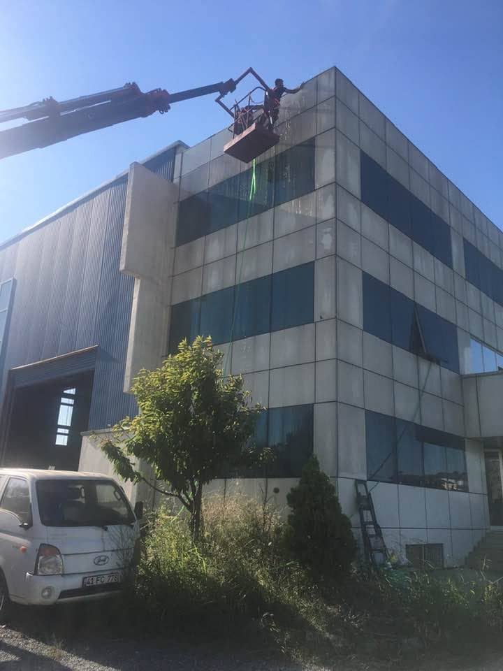 Yüksek katlı binada dış cephe temizliği çalışması
