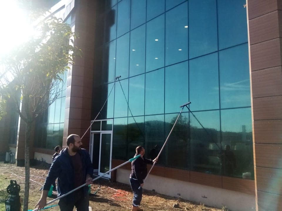 Sepetli platformdan yapılan cephe temizliği çalışması