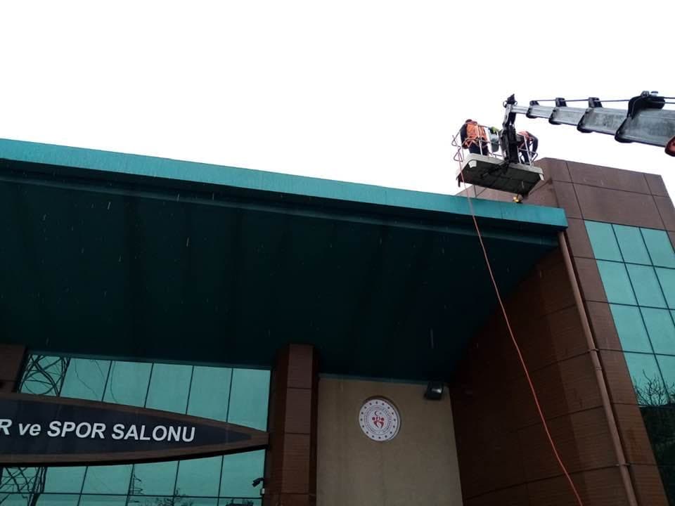 Yüksek katlı binada platformdan cephe temizliği