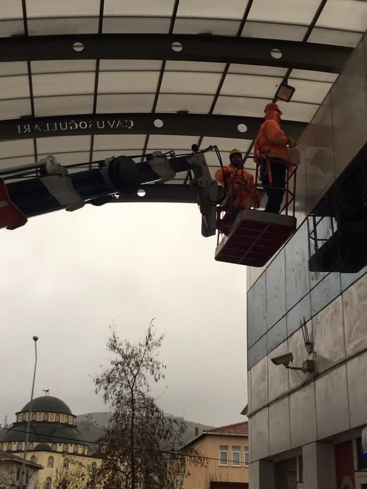 Yüksek katlı binada dış cephe temizliği çalışması