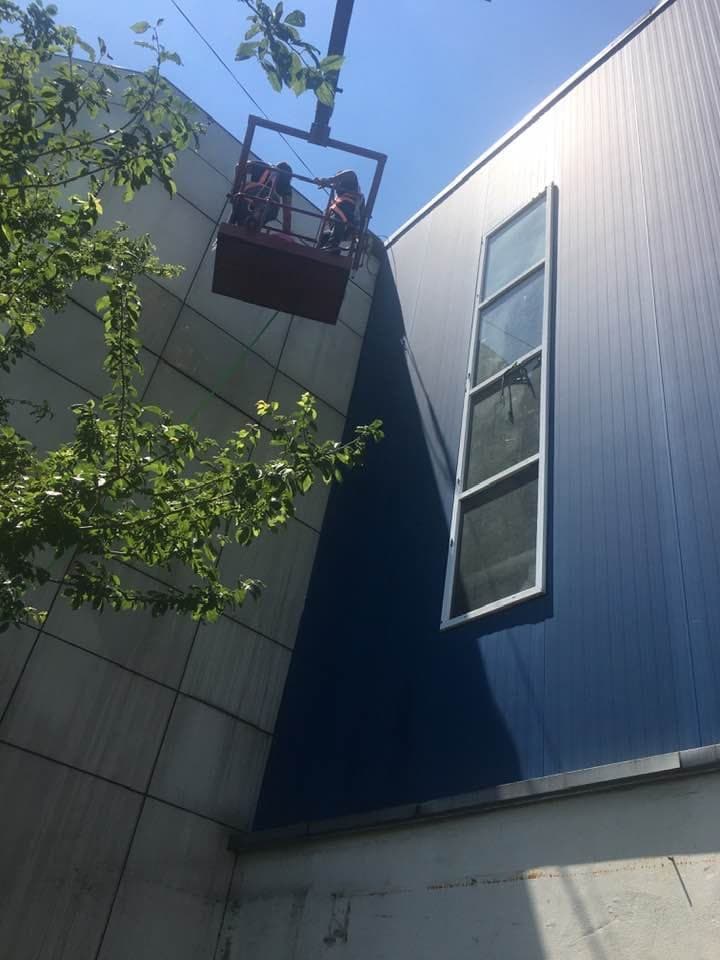 Sepetli vinçle bina cephesinde cam temizliği