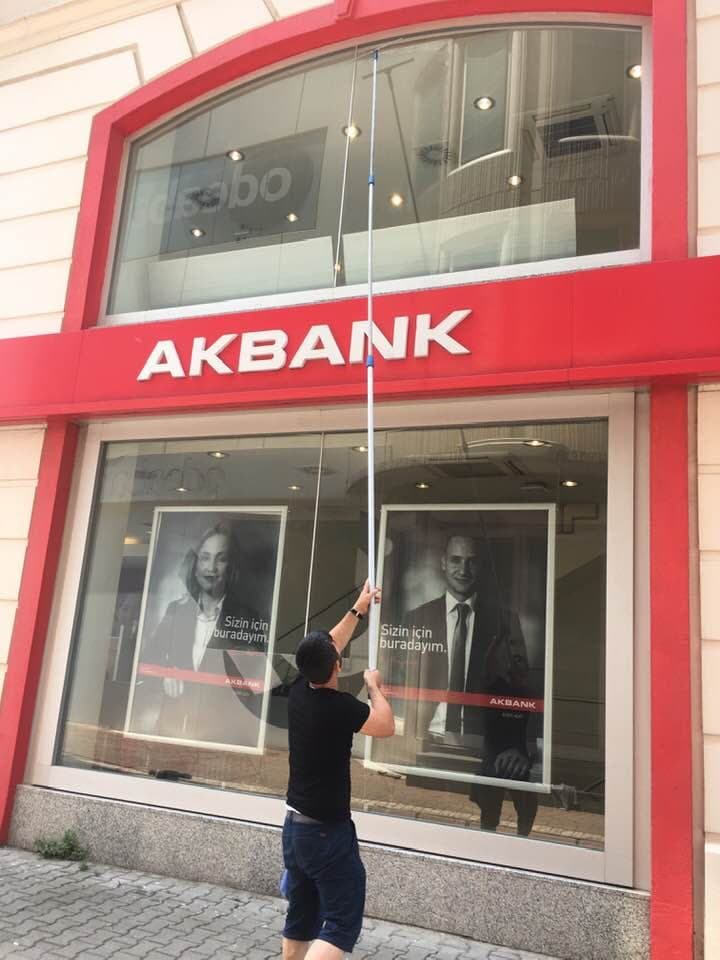 Giydirme cephe camlarının dışarıdan temizlenmesi