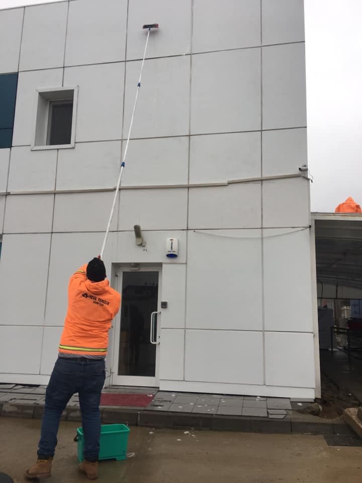 Cephe temizliği sırasında saha çalışması