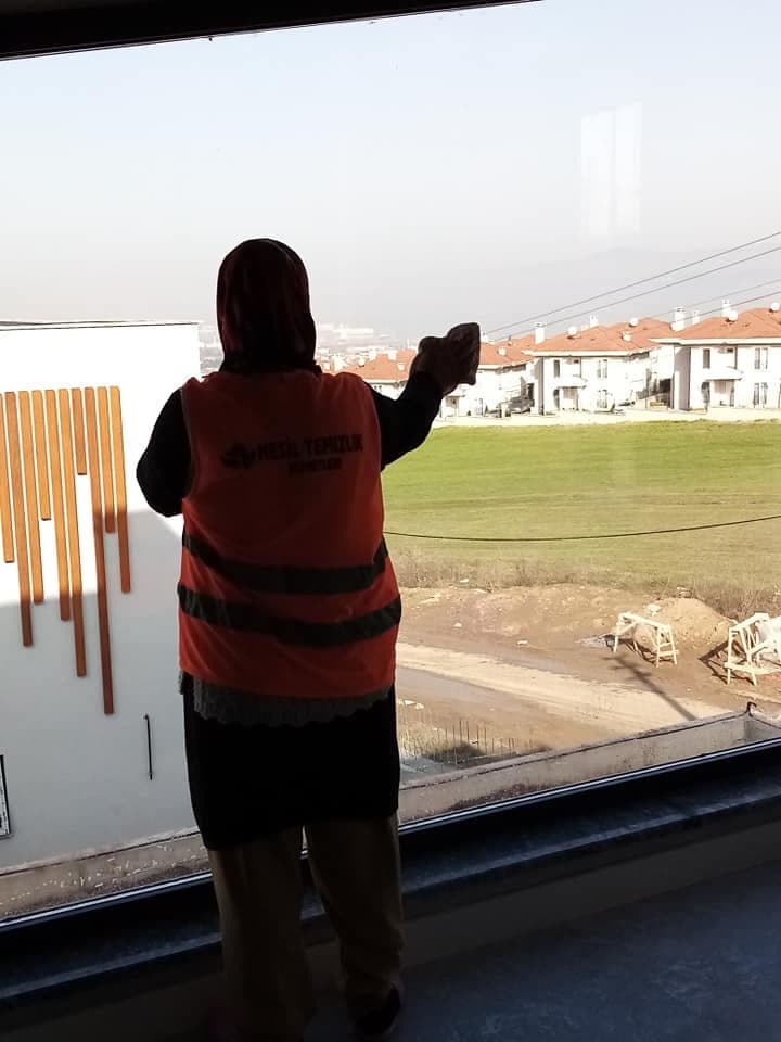 Sepetli vinçle bina cephesinde cam temizliği
