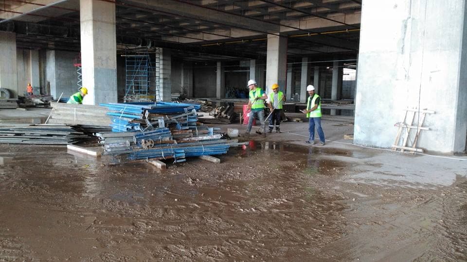 Fabrika alanında endüstriyel temizlik çalışması