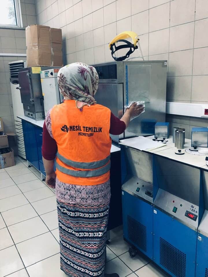 Fabrika üretim alanında endüstriyel temizlik