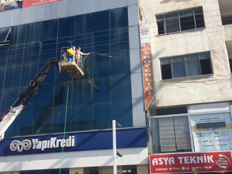 Sepetli vinçle bina cephesinde cam temizliği yapan Nesil Temizlik ekibi