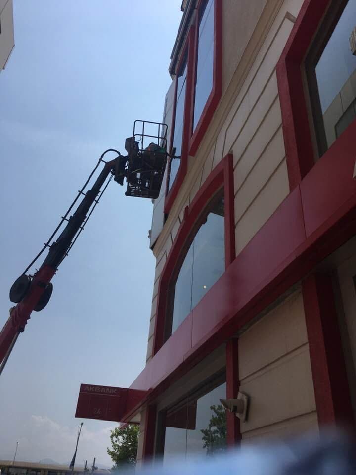 Yüksek katlı binada dış cephe temizliği çalışması