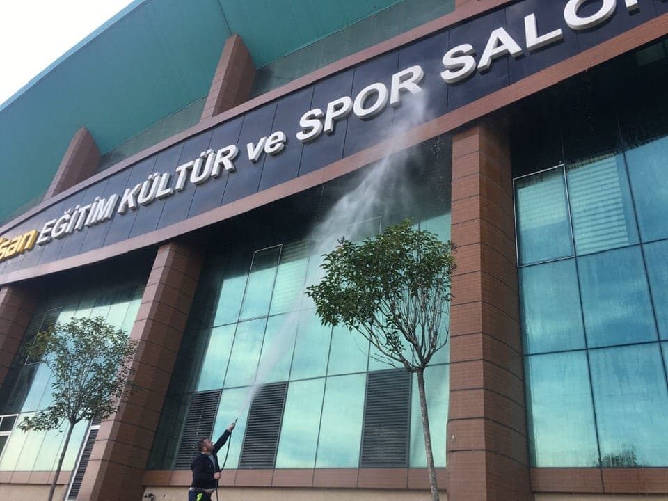 Giydirme cephe camlarının dışarıdan temizlenmesi