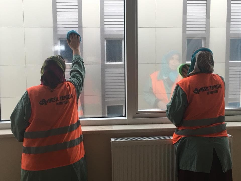 Yüksek katlı binada dış cephe temizliği çalışması