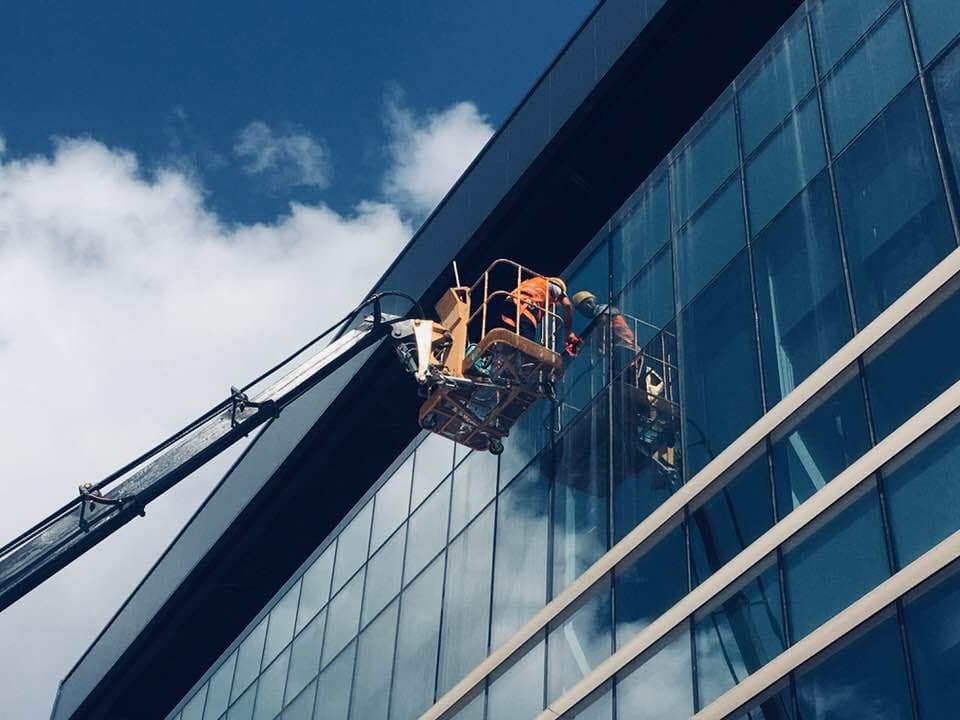 Yüksek katlı binada dış cephe temizliği çalışması