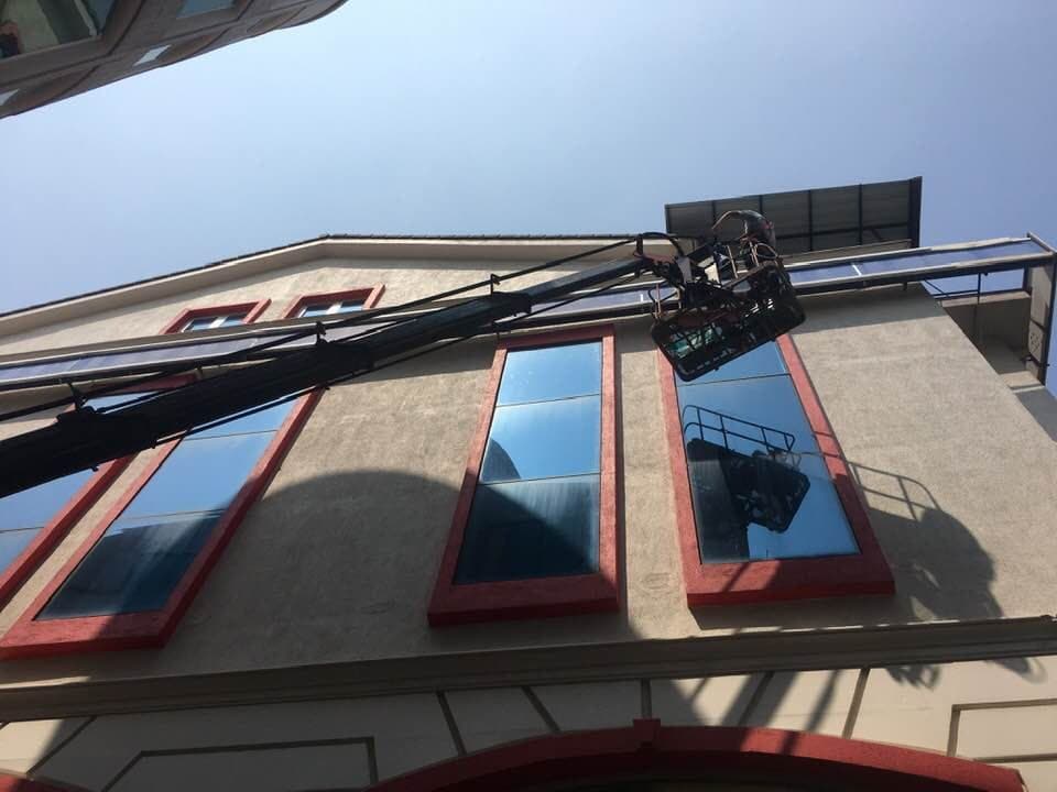 Sepetli vinçle bina cephesinde cam temizliği
