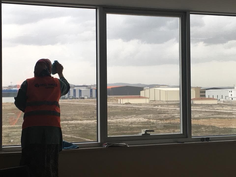 Cephe temizliği sırasında saha çalışması