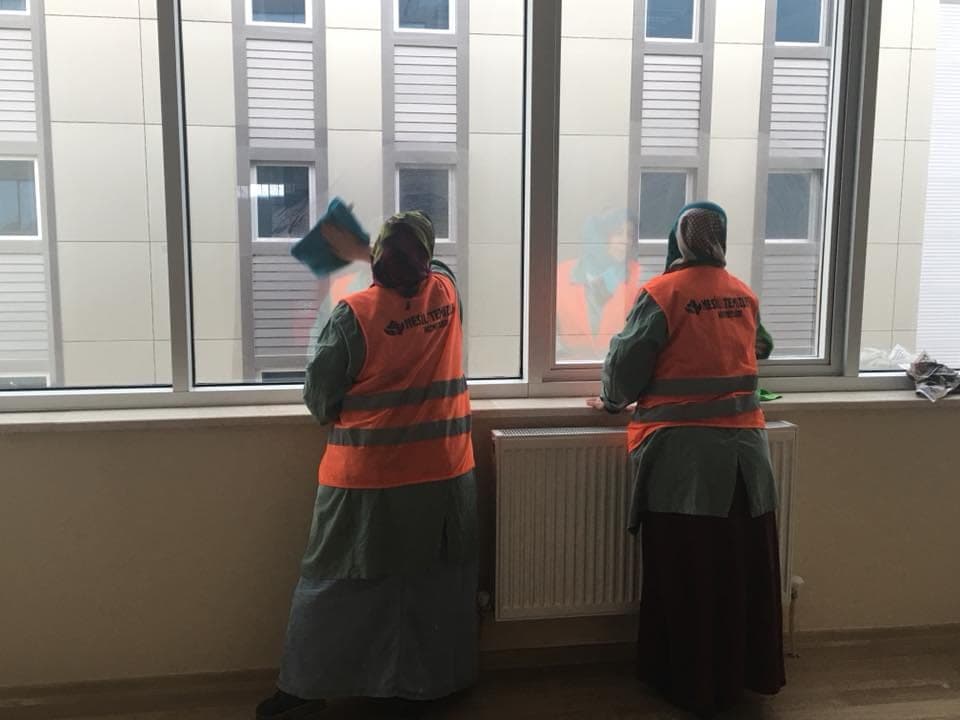 Sepetli vinçle bina cephesinde cam temizliği