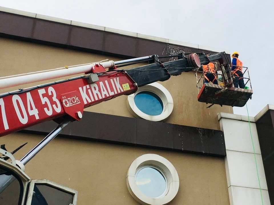 Yüksek katlı binada dış cephe temizliği çalışması