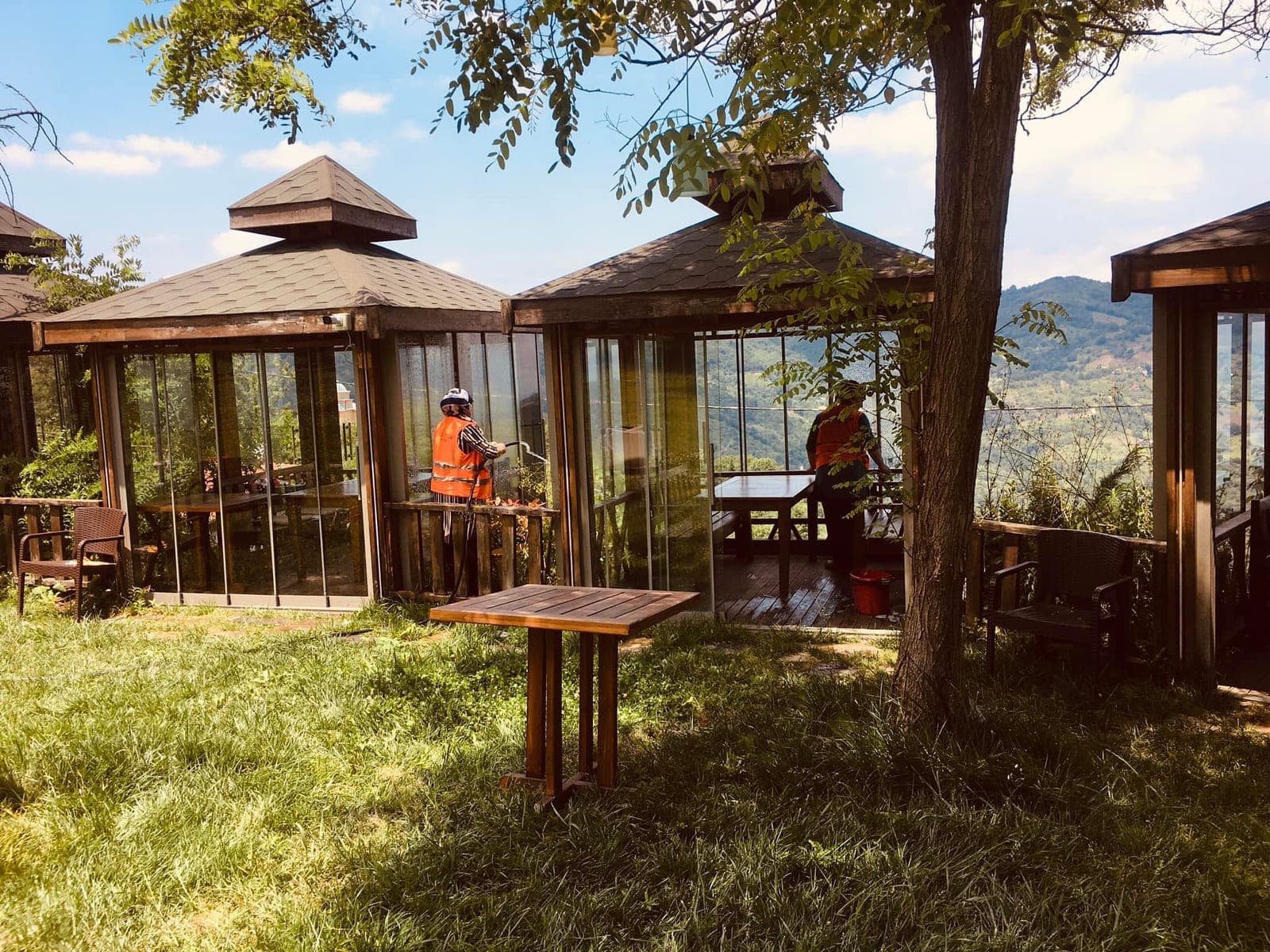 Giydirme cephe camlarının dışarıdan temizlenmesi
