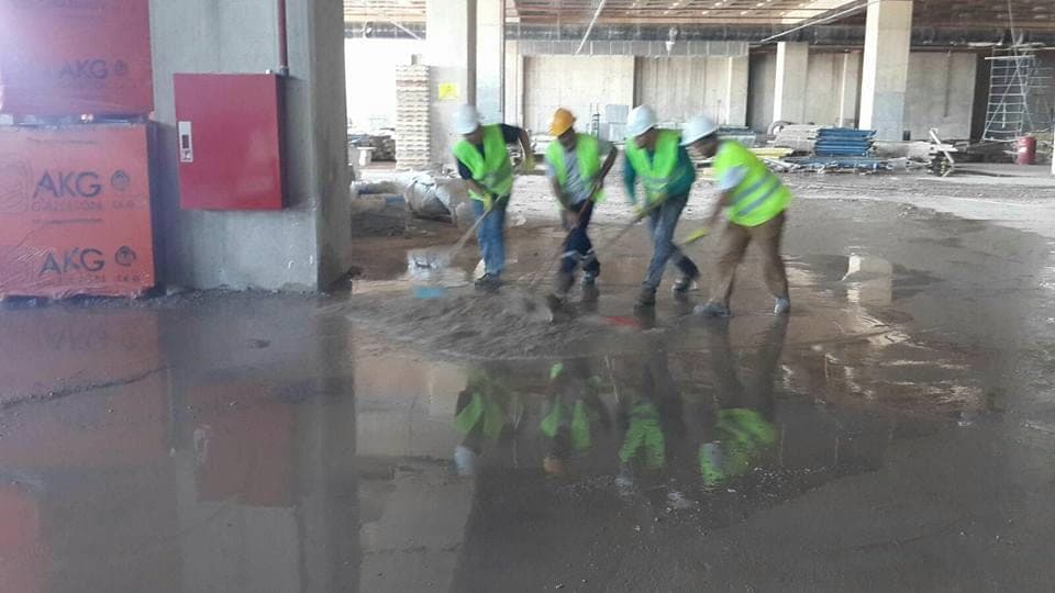 Fabrika üretim alanında endüstriyel temizlik