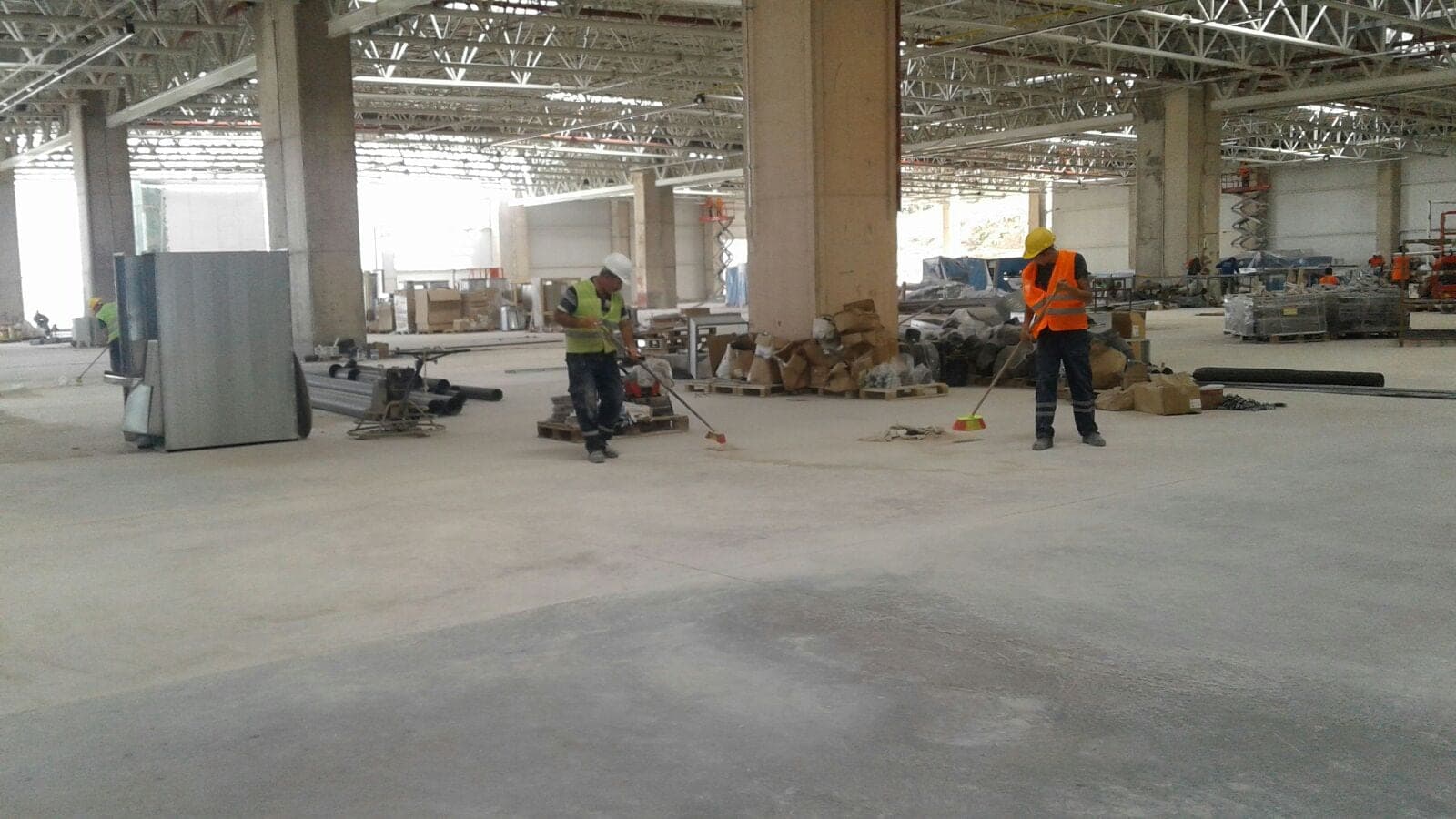 Fabrika üretim alanında endüstriyel temizlik