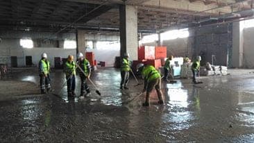 Fabrika üretim alanında endüstriyel temizlik