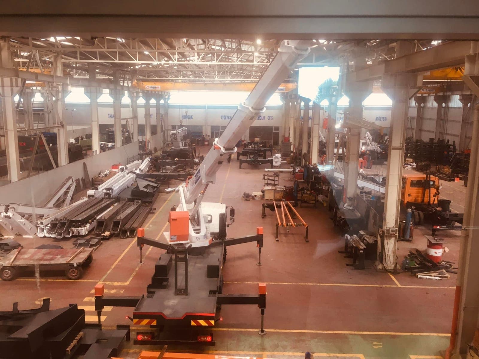Fabrika üretim alanında endüstriyel temizlik