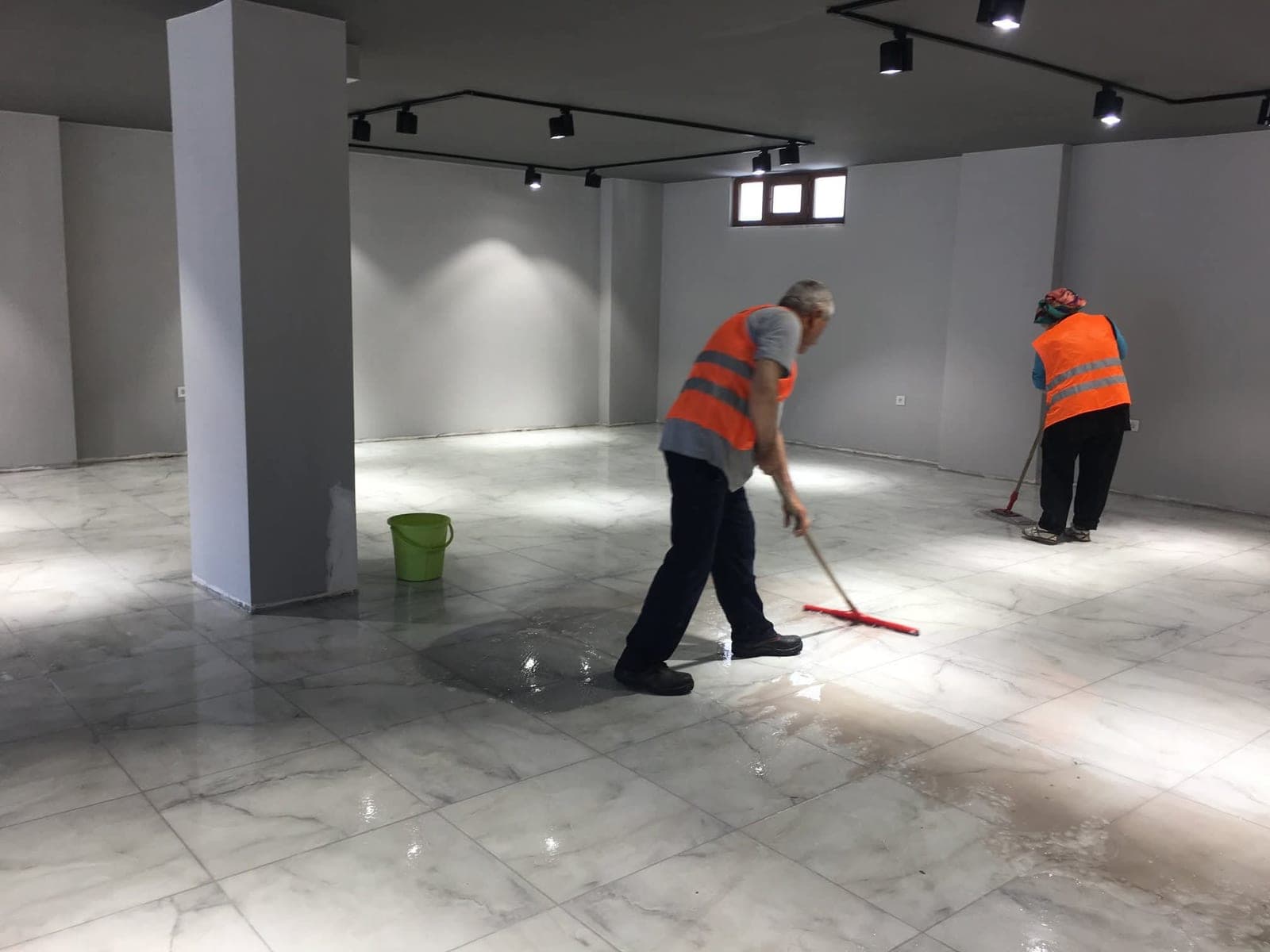 Fabrika üretim alanında endüstriyel temizlik
