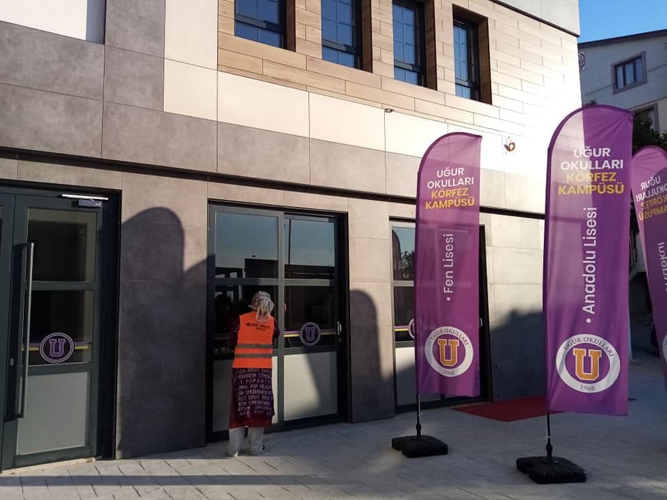 Saha personeli teslim öncesi cam temizliği yaparken